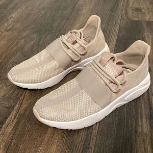 Fabletics Sneakers in Pink
